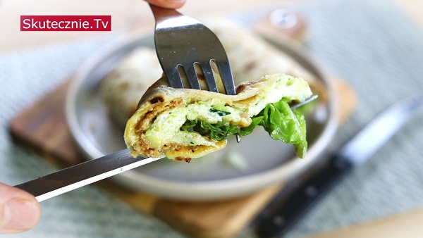 Domowe wrapy z mięsem i omletem z cukinią (prosty obiad z patelni)