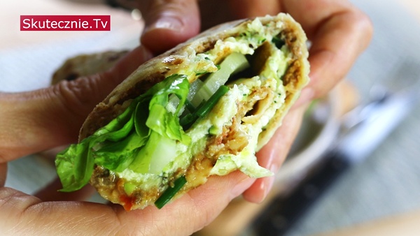 Domowe wrapy z mięsem i omletem z cukinią (prosty obiad z patelni)