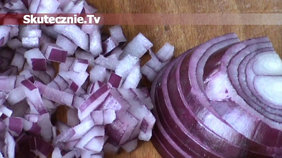 Jak pokroić cebulę w drobną kostkę