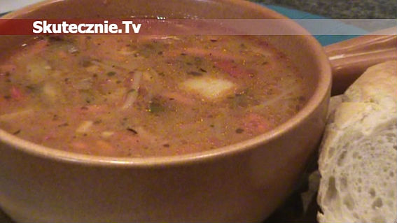 Zupa ‘niby-gulaszowa’ z mnóstwem warzyw i opiekanym mięsem