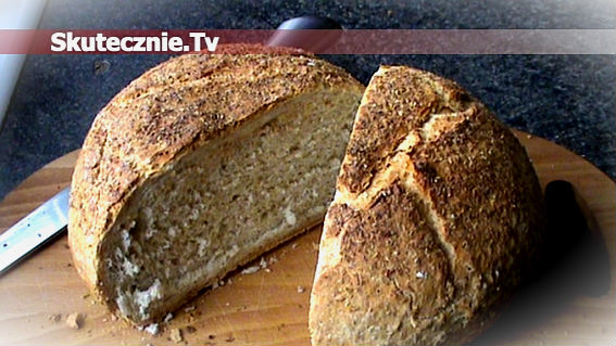 Domowy chleb ziołowy z cienką i chrupiącą skórką