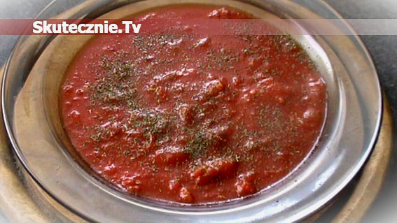 Szybka zupa pomidorowa z czosnkiem, oliwą, grzankami