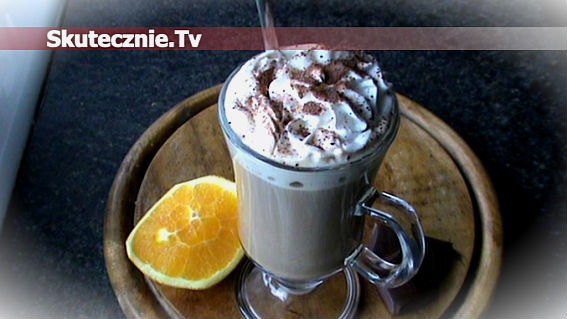Kawa czekoladowo-pomarańczowa z bitą śmietaną