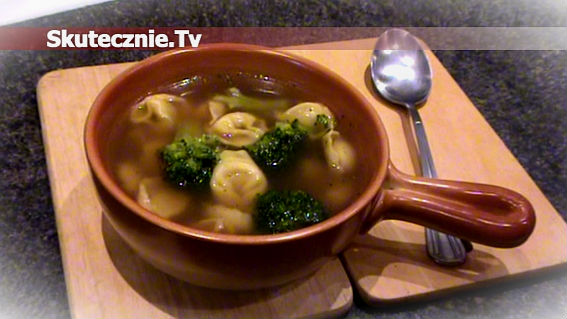 Czysta zupa brokułowa z tortellini