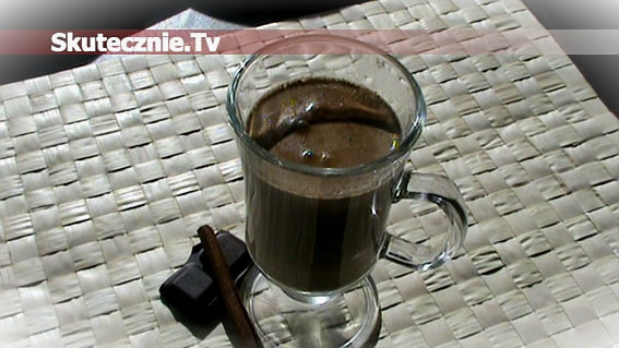 Mleczna kawa z czekoladą i cynamonem