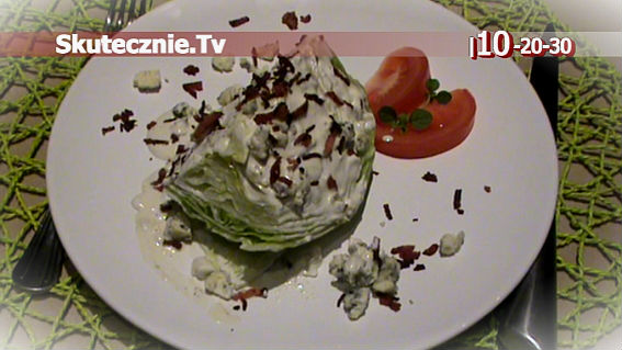 Iceberg Wedge Salad -przepyszna sałatka w 10 minut