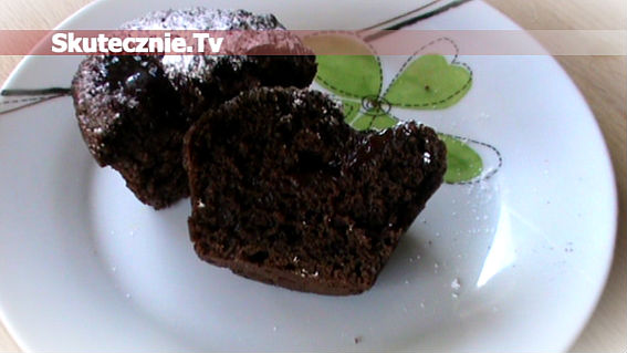 Muffiny czekoladowe z dżemem truskawkowym