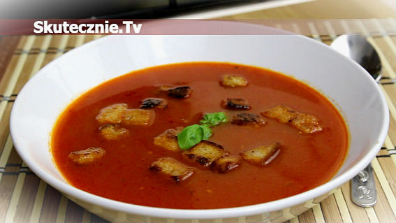 Rozgrzewająca zupa pomidorowa z chili i bazylią
