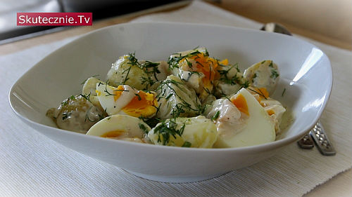 Młode ziemniaki z jajkiem i koperkiem w lekkim sosie jogurtowym