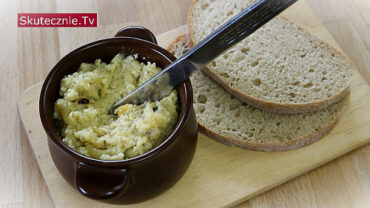 Pasta z kaszy jaglanej z jabłkiem, cebulką i majerankiem