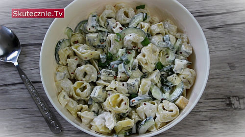 Sałatka z tortellini, serem pleśniowym i ogórkiem