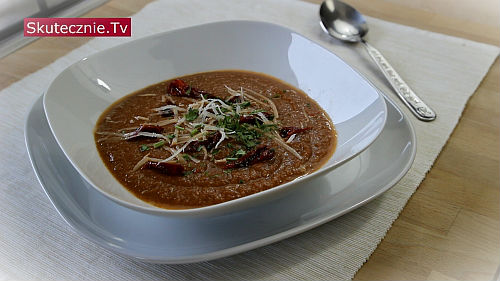 Pomidorowa zupa z czerwoną soczewicą i warzywami