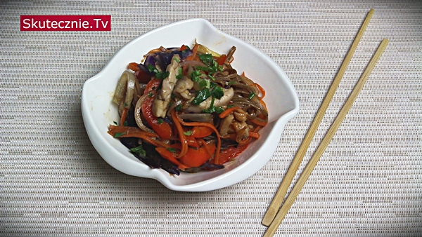 Makaron soba z kurczakiem i warzywami z patelni (stir-fry w stylu azjatyckim)