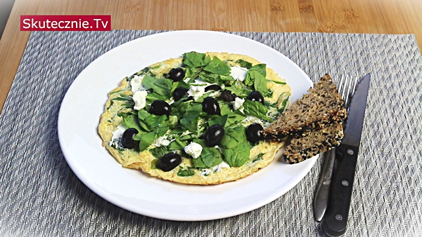 Szybkie śniadanie | Omlet ze szpinakiem, oliwkami i fetą (fit)