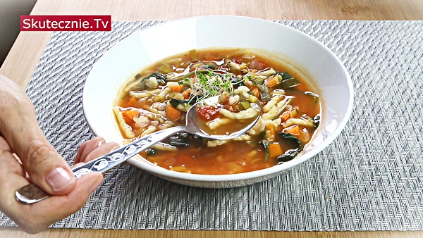 Włoska zupa pomidorowa z marchewką i drobnym makaronem