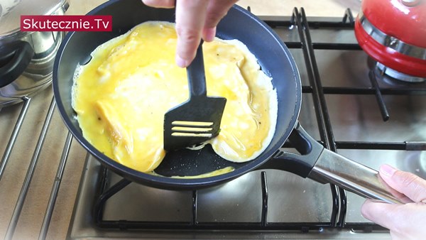 Omlet z boczniakami i pomidorem -smażenie