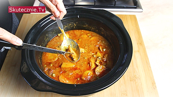 Curry z udek drobiowych z ziemniakami i groszkiem 