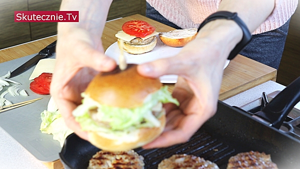 Szybkie domowe burgery –w bułce, z batatem i w sałacie