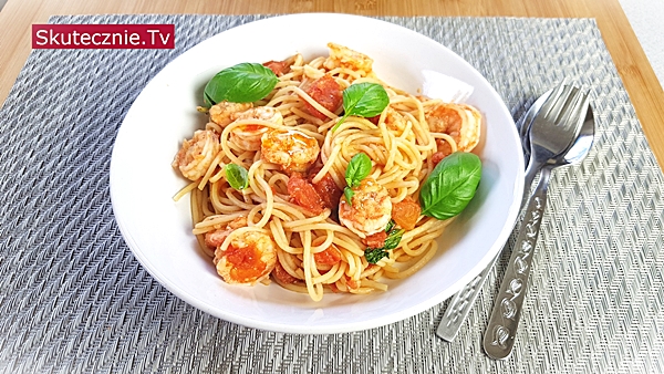 Spaghetti z krewetkami w pomidorach, bazylii i czosnku
