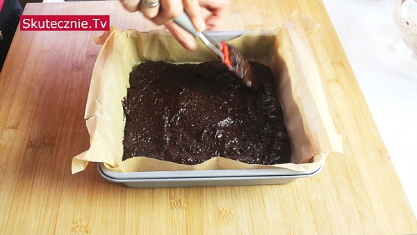 Czekoladowe ciasto z ciecierzycy: KROJONE i TORCIK w szklance