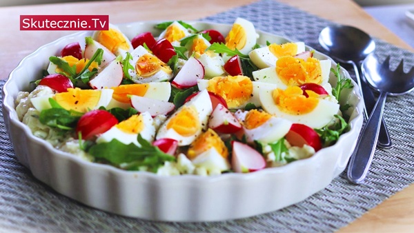 Wielkanocna sałatka z jajkami i rzodkiewką. Oraz życzenia:)