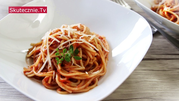 Obiad w 20 minut -Leniwe spaghetti w pomidorach